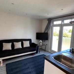 Bright & Modern 1-Bed Apartment in Prime Location