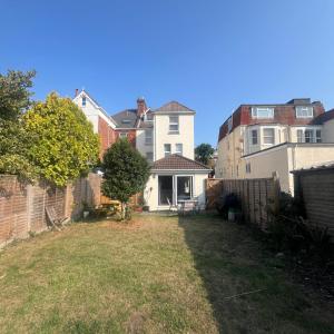 Open plan flat with large garden close to beach
