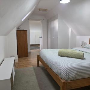 Private Flat and Large Ensuite Rooms Near University Town Centre & Hospital