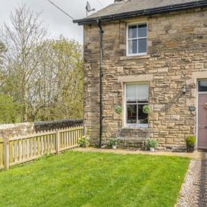 Charming country cottage at a Victorian Station