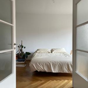 Charming 2 Room Apartment in Peaceful Brunau