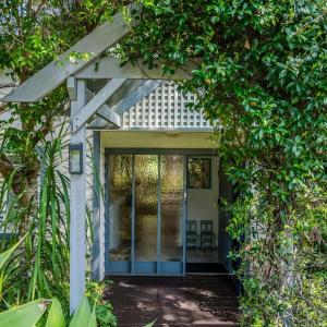 Omanu - family home with pool