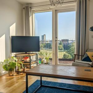 Newly built apartment, stunning views of the city!