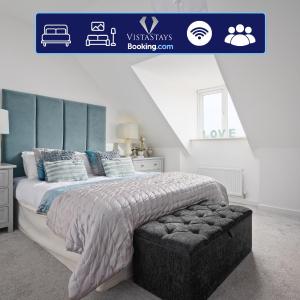 3BDR House By Vista Stays Short Lets & Serviced Accommodation Glasgow Scotland With Driveway Parking and PS4