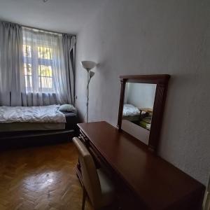 Familiar share room