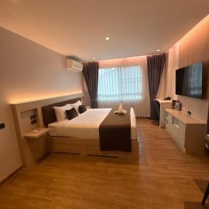 Spacious Bedroom- 2 mins from Train Station