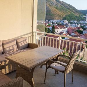 Stunning City View Balcony, Walk to Old Bridge