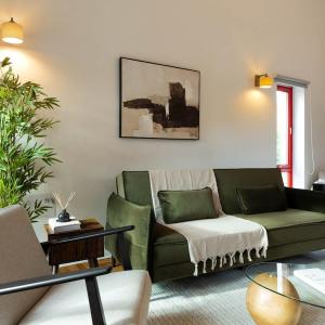 Botanic House - 3BR Home - Private Parking
