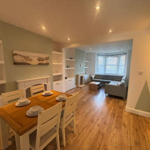Large Bath Home - 3 Bedrooms, Sleeps 8