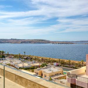Prime Qawra Suites with Balcony, AC, Full Kitchen & Wifi by 360 Estates