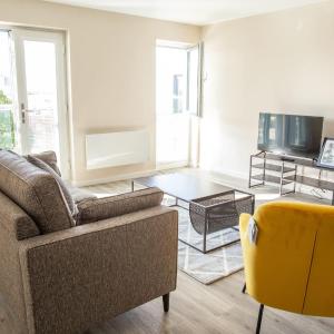 Bright 2 Bed City Apartment with Juliette Balcony