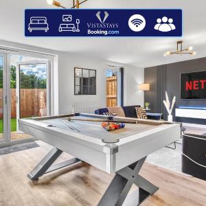 4BDR House By Vista Stays Short Lets & Serviced Accommodation Birmingham With Pool Table, PS4 & Free Parking