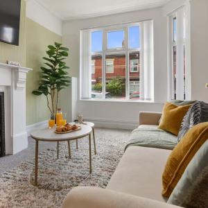 Family - Sleeps 6 - Garden - Parking
