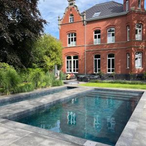 Herrenhaus mit Pool-Landschaft