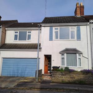 Swindon 4-Bedroom Town House With Garage and Garden