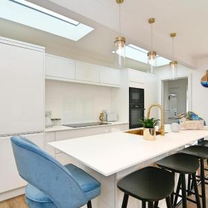 South Coast Beach Holiday Home-3 BED-GF-Sleeps 6-Free Parking-Walk to Beach-Private Garden- Families-Professional Groups-Contractors WELCOME