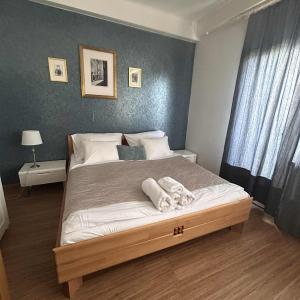 Affordable Top floor 2BR nightlife location in Center and yet Quite Sleep