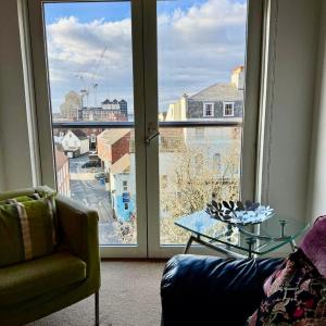 A lovely modern 2 bed apartment on Poole quay !