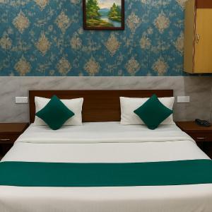 Hotel Premium Rk madhav Residency - Near Prem mandir - Chaar Dham - Centrally Located- Bus And Car Parking Available