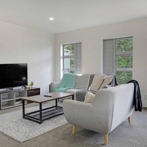 Spacious 2BR Garage 1 Stop on train to Eden Park