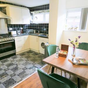Tudors eSuites - 4 Bedroom City Centre House - #44M