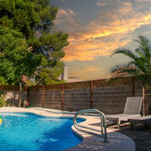 Large Pool & Patio Cozy Single Story Family House