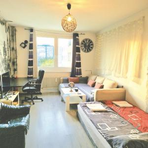 Spacious Cozy Trendy Room in Green Area 12 min to Downtown