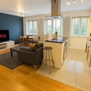 Thames Side Home Base In Canary Wharf