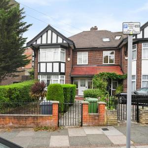 Spacious 4-Bedroom Luxury Retreat in Willesden