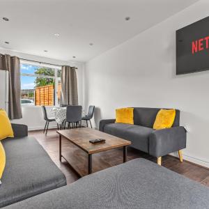 3 Bedroom House 4 beds free parking 2SD