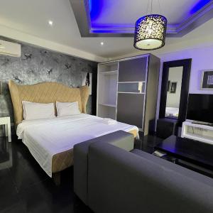 Grosvenor Square Kandi Realty