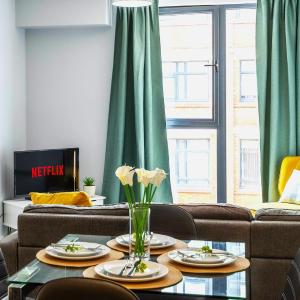 Central Birmingham Apartment 2 Bedrooms, 2 Bathrooms, Stylish Stay