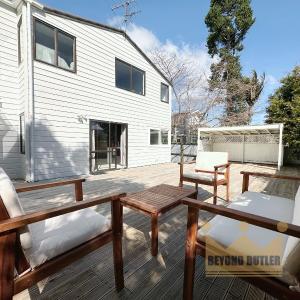 Perfect Getaway with Private Deck in Central Epsom
