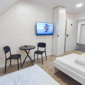 ALFA Stuttgart Doppelzimmer Teeküche Porsche Bosch l Gemeinschaftsbad WIFI SmartTV l Double room with kitchenette and shared bathroom BS21A7