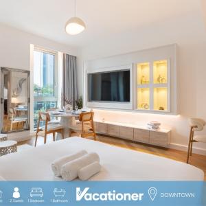 Vacationer I Luxe Studio I Steps to Burj Khalifa & Dubai Mall I Free Parking, Pool, Gym & Wi-Fi