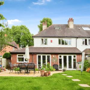 Spacious 4BR Home in Moseley Village near centre