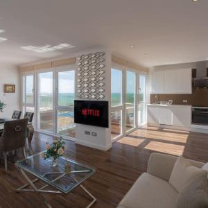 On The Beach Penthouse with Sea View - 3 bedrooms - Roof Balcony - Spa, Sauna, Gym and Pool - Sleeps 6