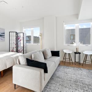 Bright Studio on Sunset Blvd, Free Parking, Gym, and Pool