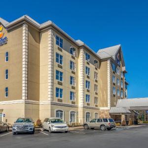 Comfort Inn & Suites near Six Flags