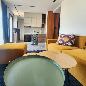 The 28 Triangle d'Or by IB Signature - Stylish two-Bedroom flat - Wifi, Self Check-in, Day and Night Security, Terrace, Swimming pool, free parking close to all amenities