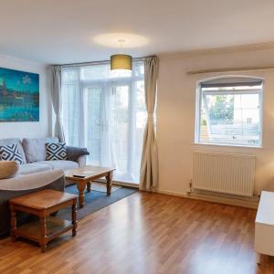 5 Bed Townhouse with Garden & Parking by BrumStay UK