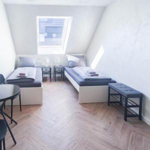 ALFA Stuttgart Doppelzimmer Teeküche Porsche Bosch l Gemeinschaftsbad WIFI SmartTV l Double room with kitchenette and shared bathroom BS21A8
