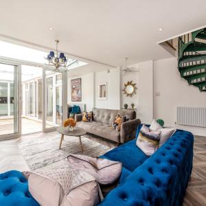 The Secret KENSINGTON Garden Mews-2 Bedroom FULL HOUSE-2 Train Lines- SPACIOUS-Kings Road- Harrods -Chelsea Stadium-PRIVATE small patio
