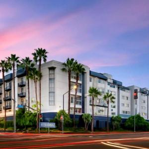 Ocean Breeze Marina Suites with Pool, Gym & Hot Tub