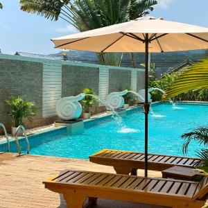 10 minutes to reach the karon beach, with free swimming pool and gym, WIFI
