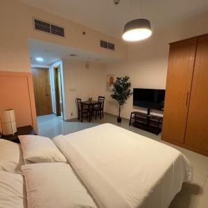 Mahenti - Lakeside C · High floor with Lake & Pool view