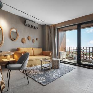 Seaview Apartment in Complex Iron Code
