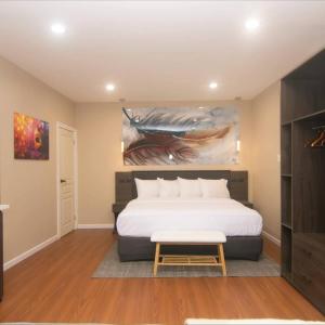 Carnival Suite | King Bed+ Self Check-In, POS