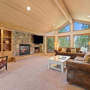 10 Tan Oak Home with BBQ on the Deck