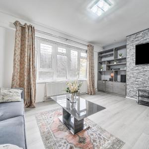 Comfortable and Modern 2-Bedroom Greenwich Apartment